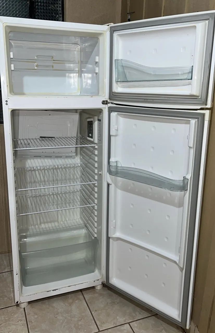 Vendo geladeira- Para peças/Consertos  - Foto 2