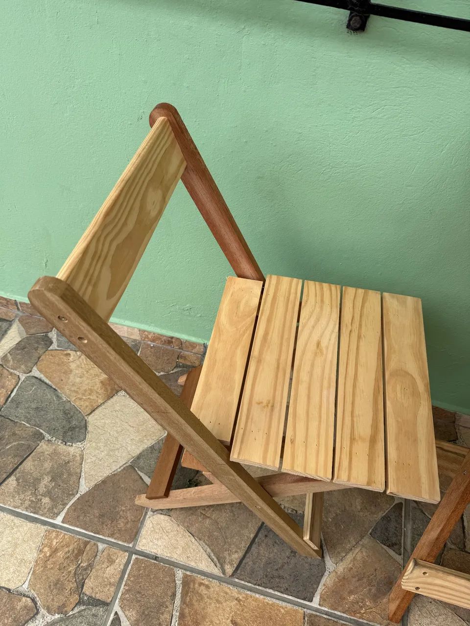 Conjunto de Mesa de Madeira + 2 Cadeiras - Foto 2