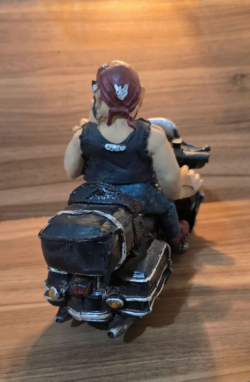 Motoqueiro em resina - Foto 2