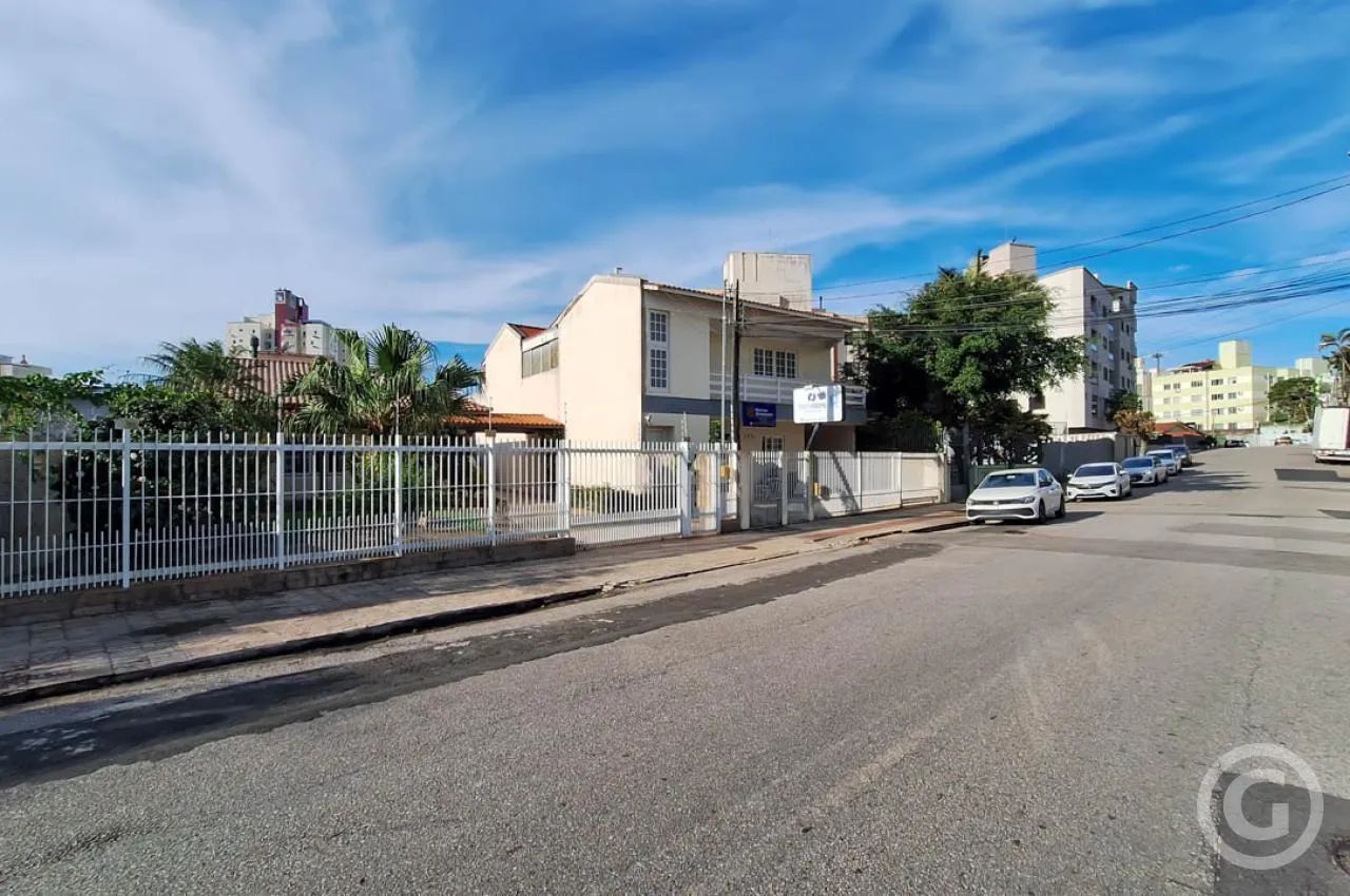 Casa semimobiliada com sete vagas no Estreito, em Florianópolis - Foto 3