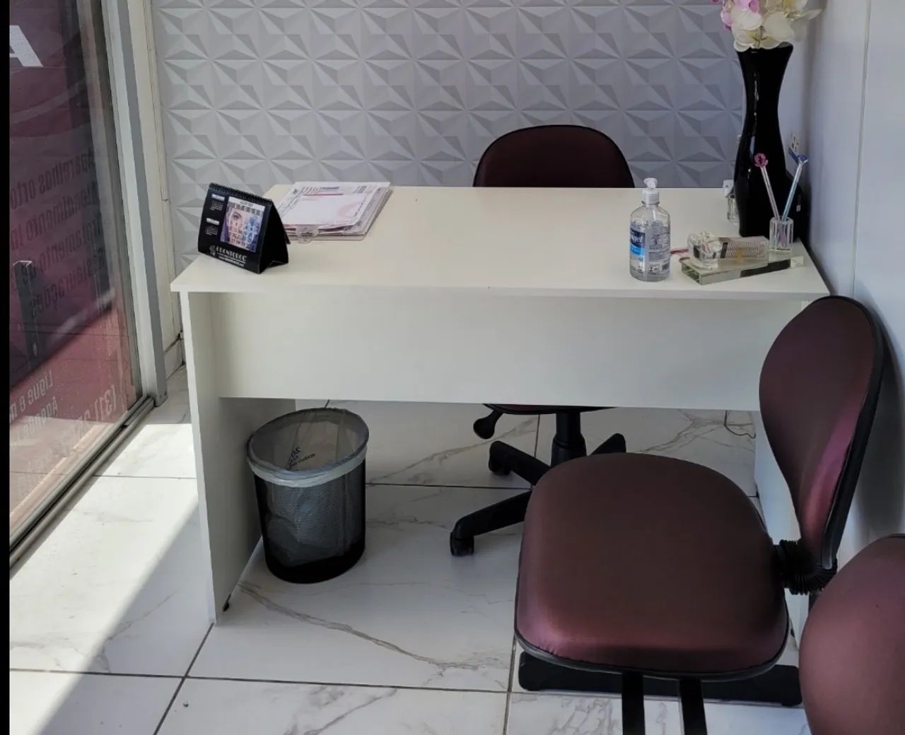 Mesa para recepção ou estudos 