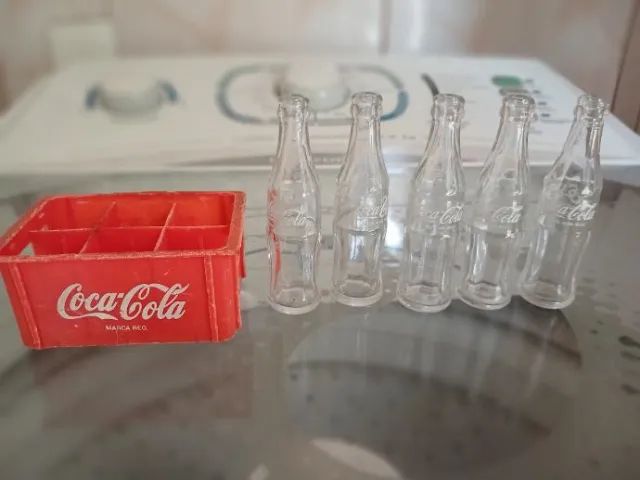 miniatura de caixa de coca cola com 5 garrafas