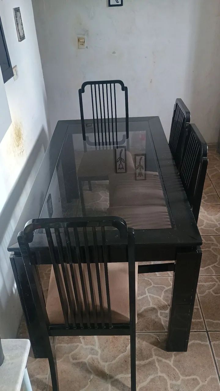 Jogo de mesa com 4 cadeiras 