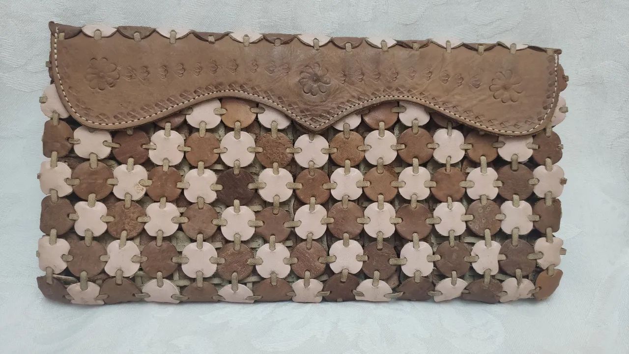 Bolsa clutch artesanal em couro feira a mão