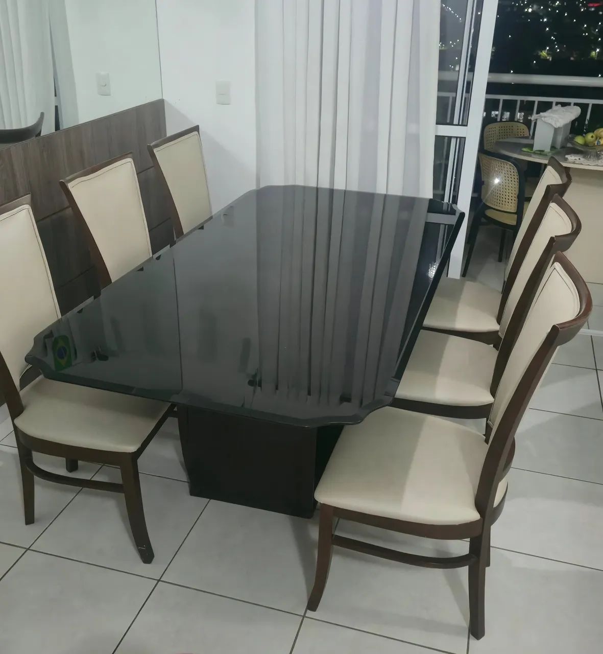 Sala de jantar completa, com tampo de vidro na cor preta, 06 cadeiras e base design - Foto 3