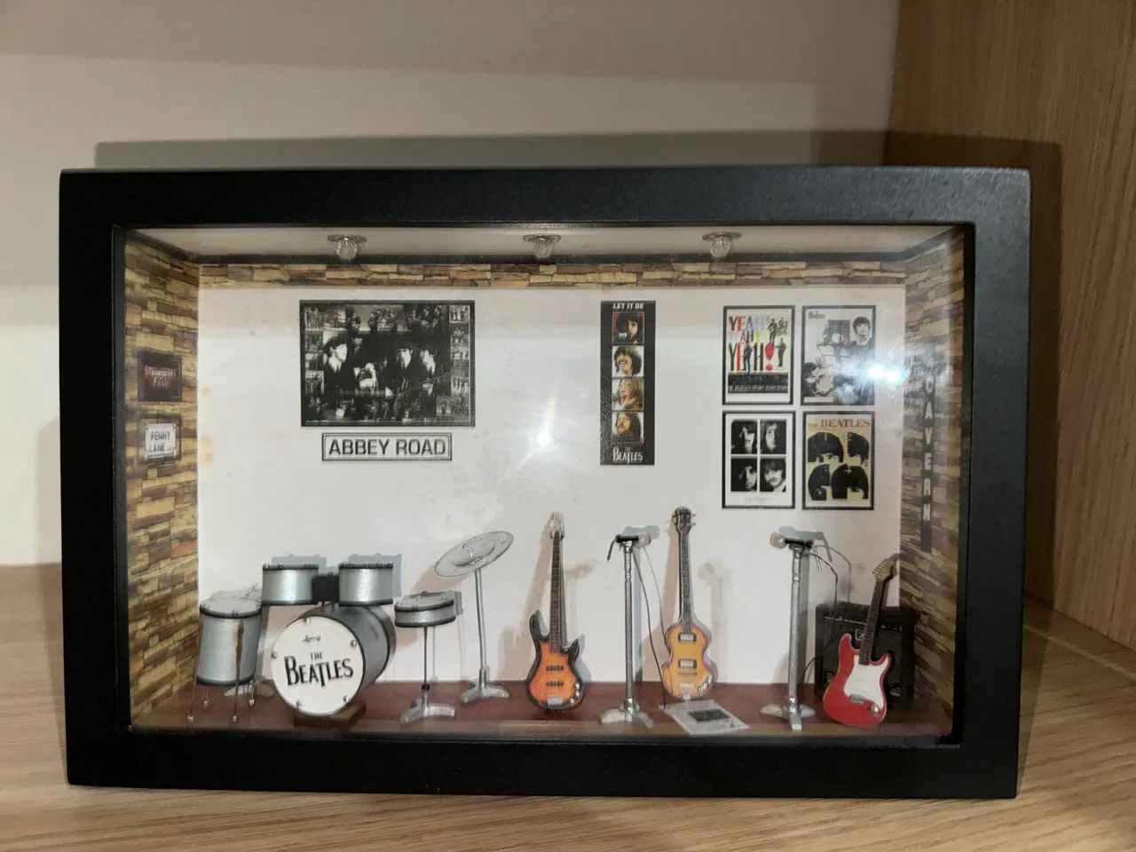 Quadro miniatura com studio e instrumentos Beatles 