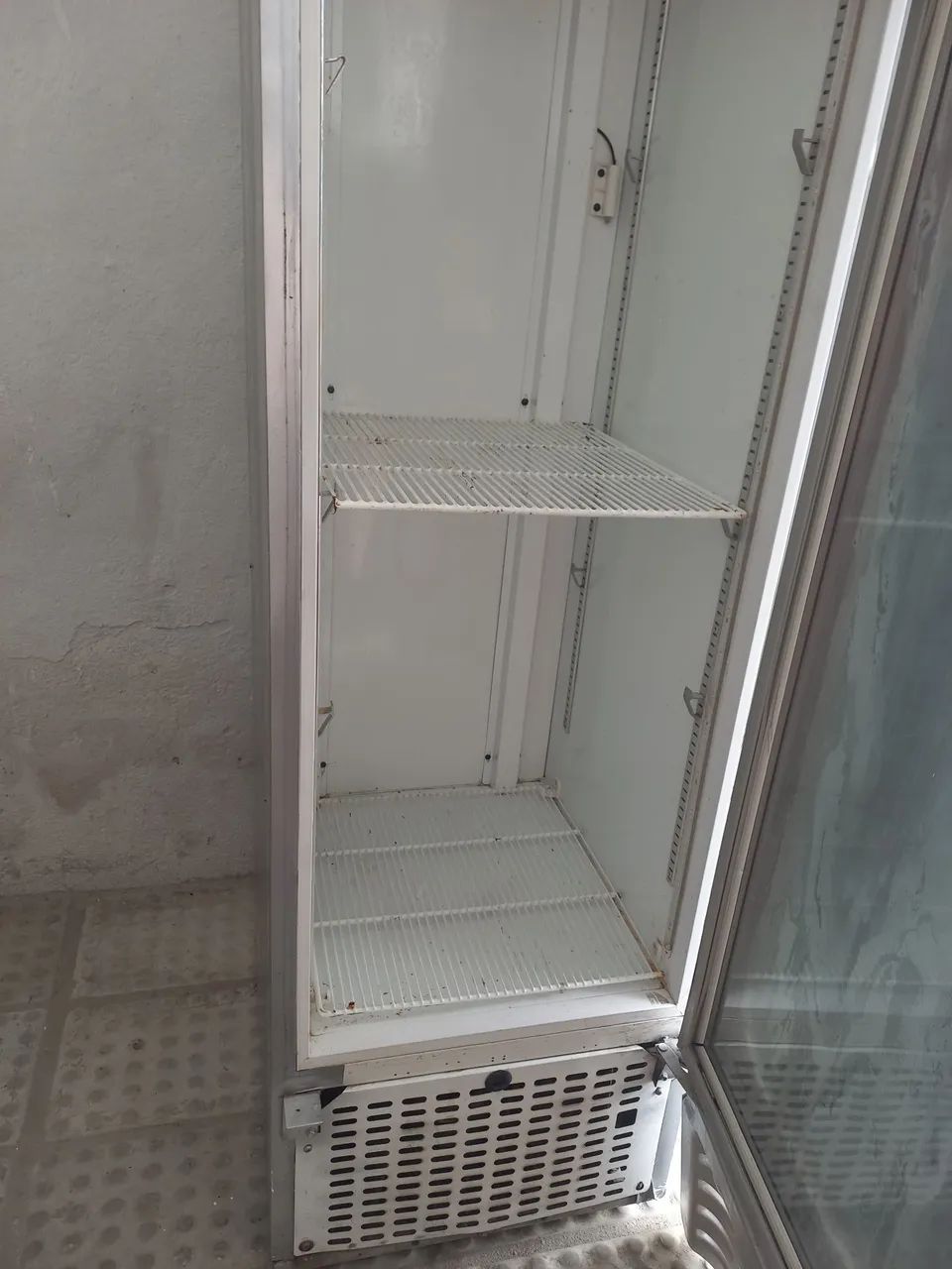 Freezer expositor cervejeira porta de vidro 400 litros  - Foto 4