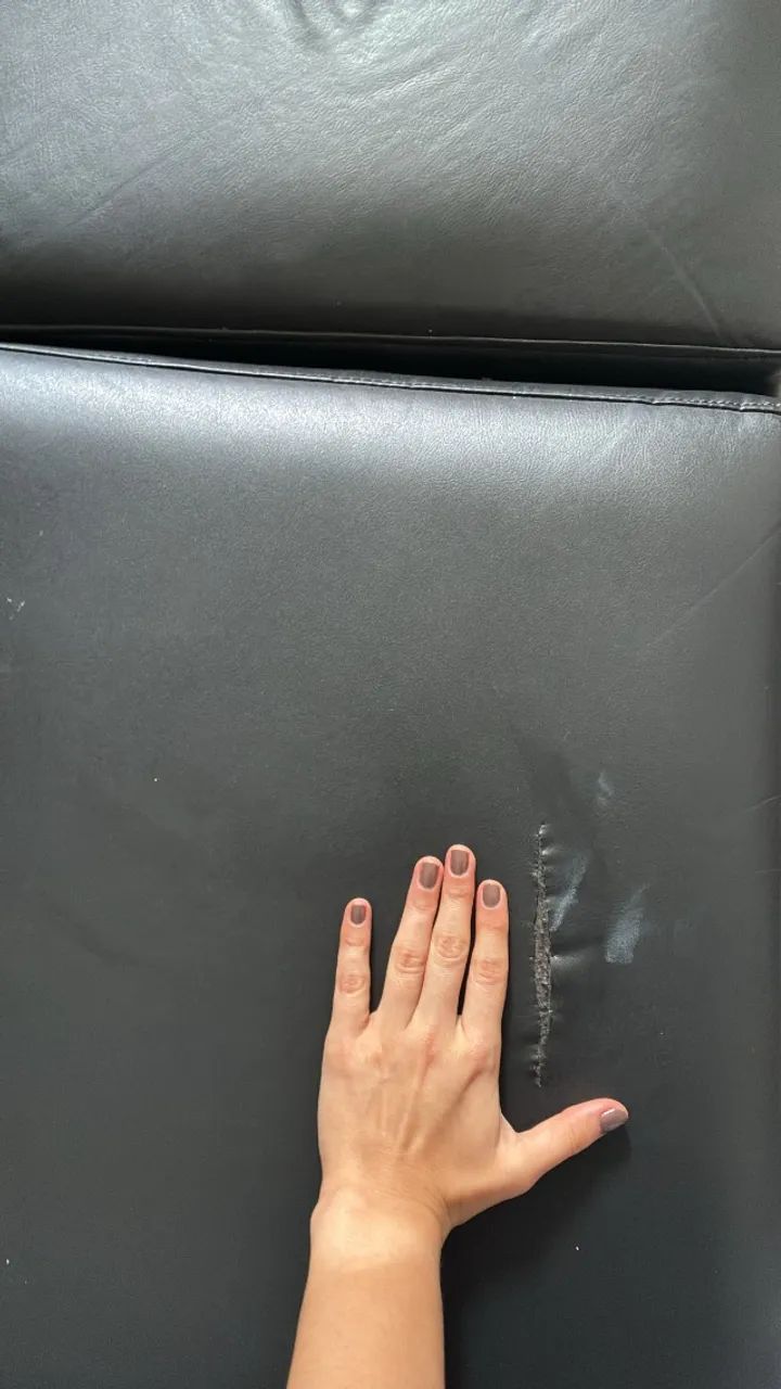 Sofá preto em courino - Semi novo  - Foto 3