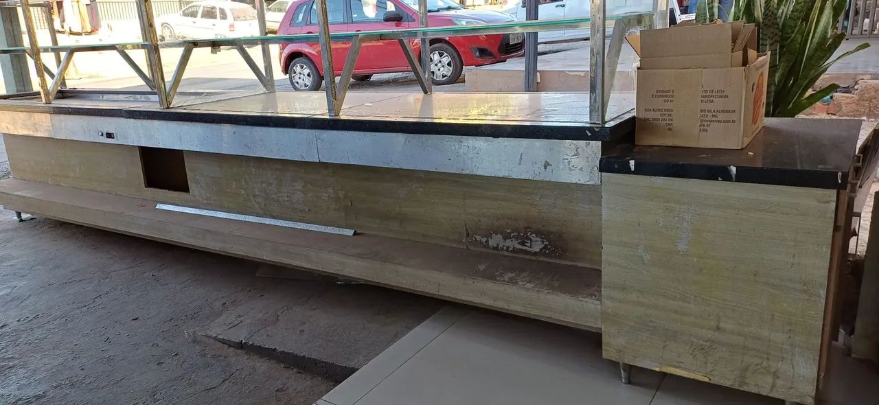 Expositor 5 mts  vidro, inox e MDF R$4.500 - Foto 2