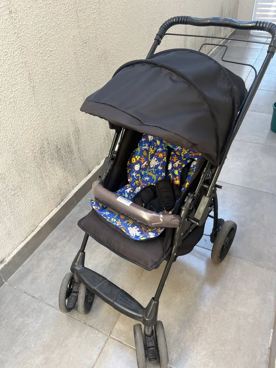 Carrinho de bebê com acolchoado safari azul 