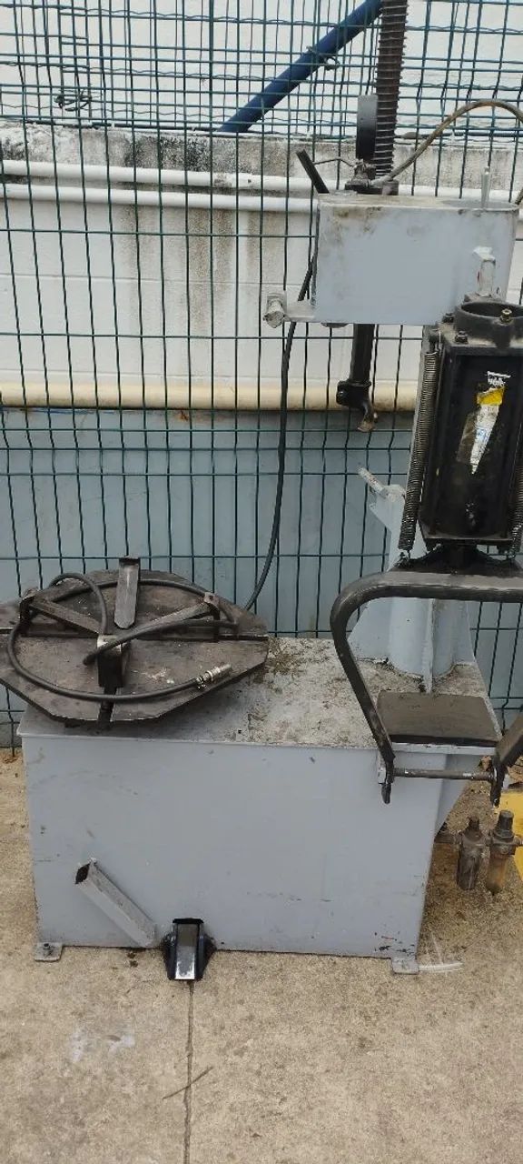 Vendo máquina de desmontar e alinha pneus