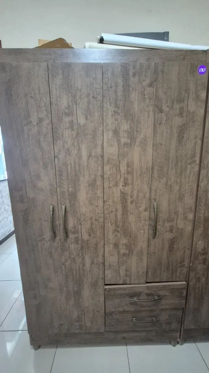Guarda roupa cor amadeirado, 4 portas e 2 gavetas