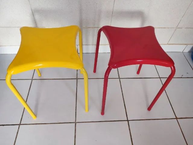 2 bancos em metal amarelo e vermelho. - Foto 4