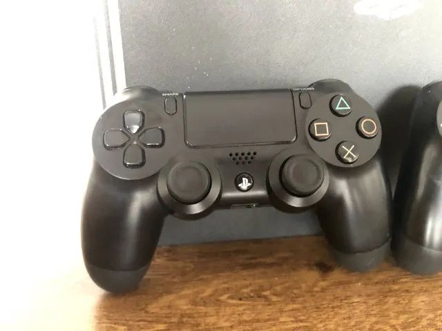 ps4 pro com dois controles - Foto 3