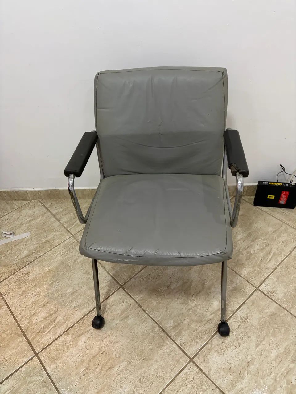 Cadeira estofada com rodízios  - Foto 4