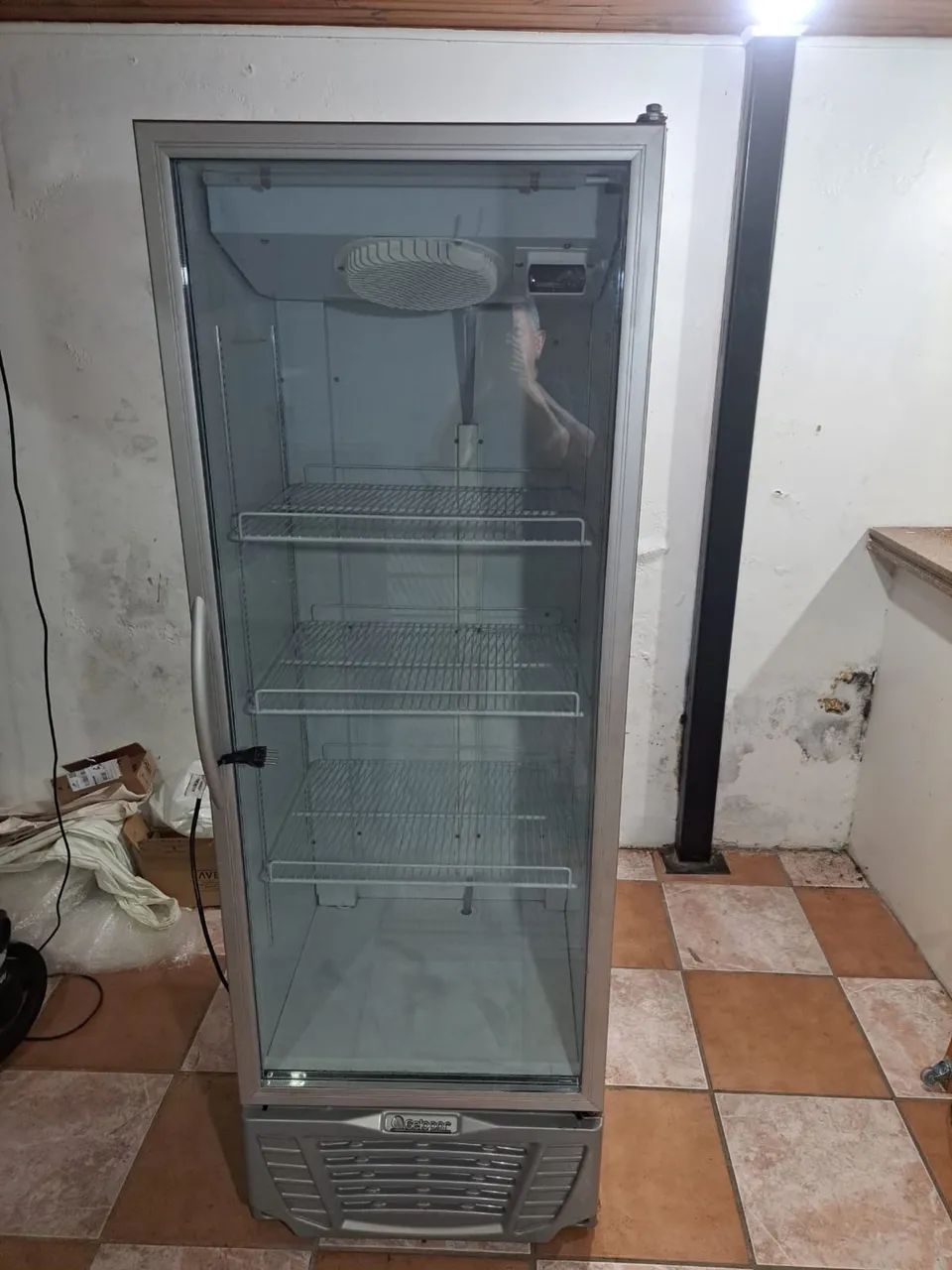 GELADEIRA, MESA E LIXEIRA 