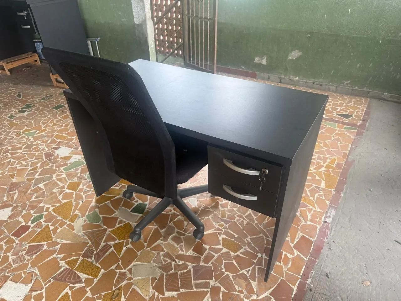 VENDO MESAS E CADEIRAS DE ESCRITÓRIO O (PAR) - Foto 2