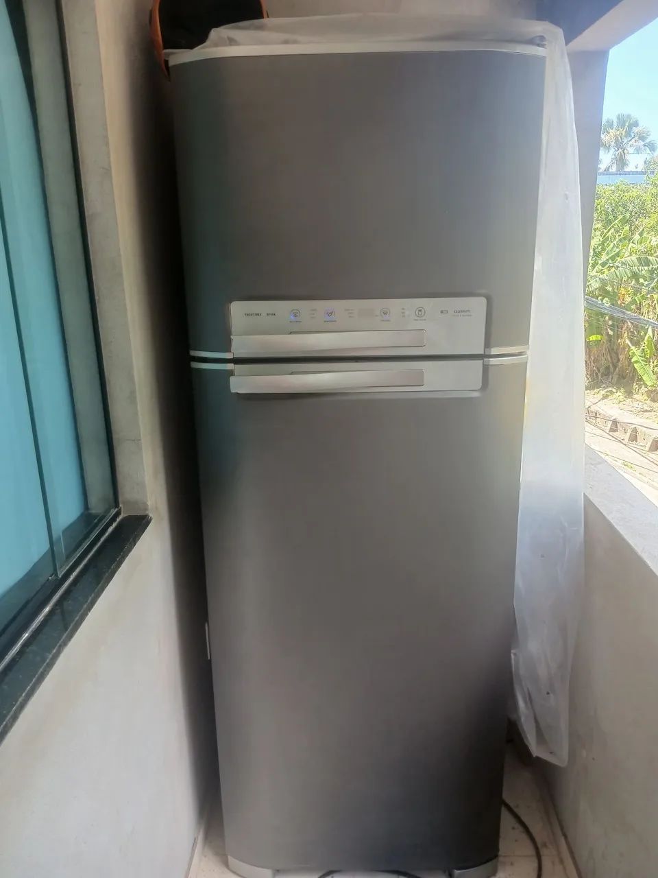 Vendo uma geladeira Electrolux frost free modelo DF50X conservada capacidade para 430 LT