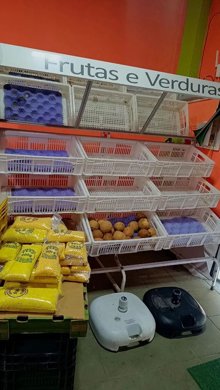 Vendo bancas,fruteira expositora de frutas e verduras,balança e potes de tempero  - Foto 3