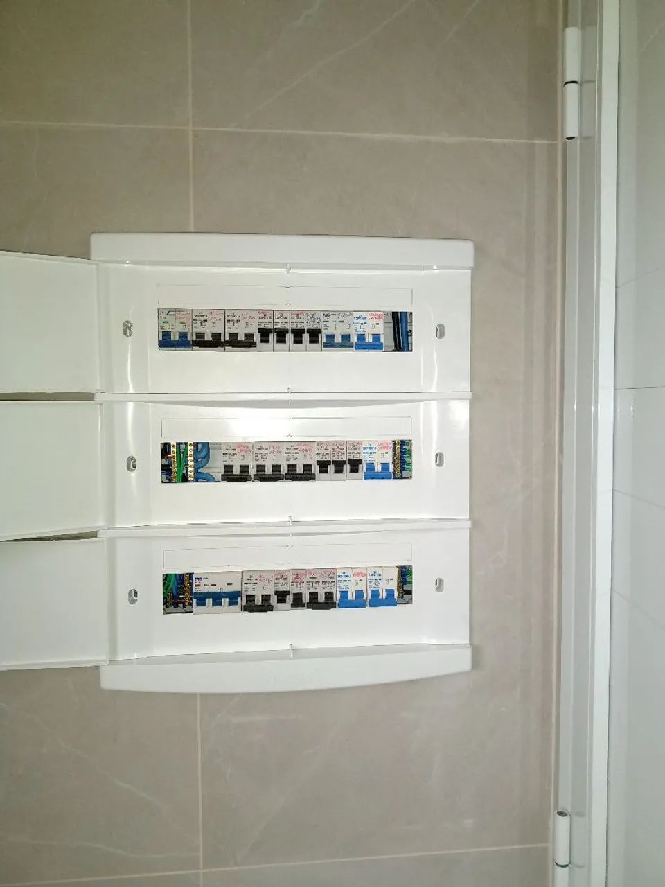 Eletricista e azulejista ? - Foto 2