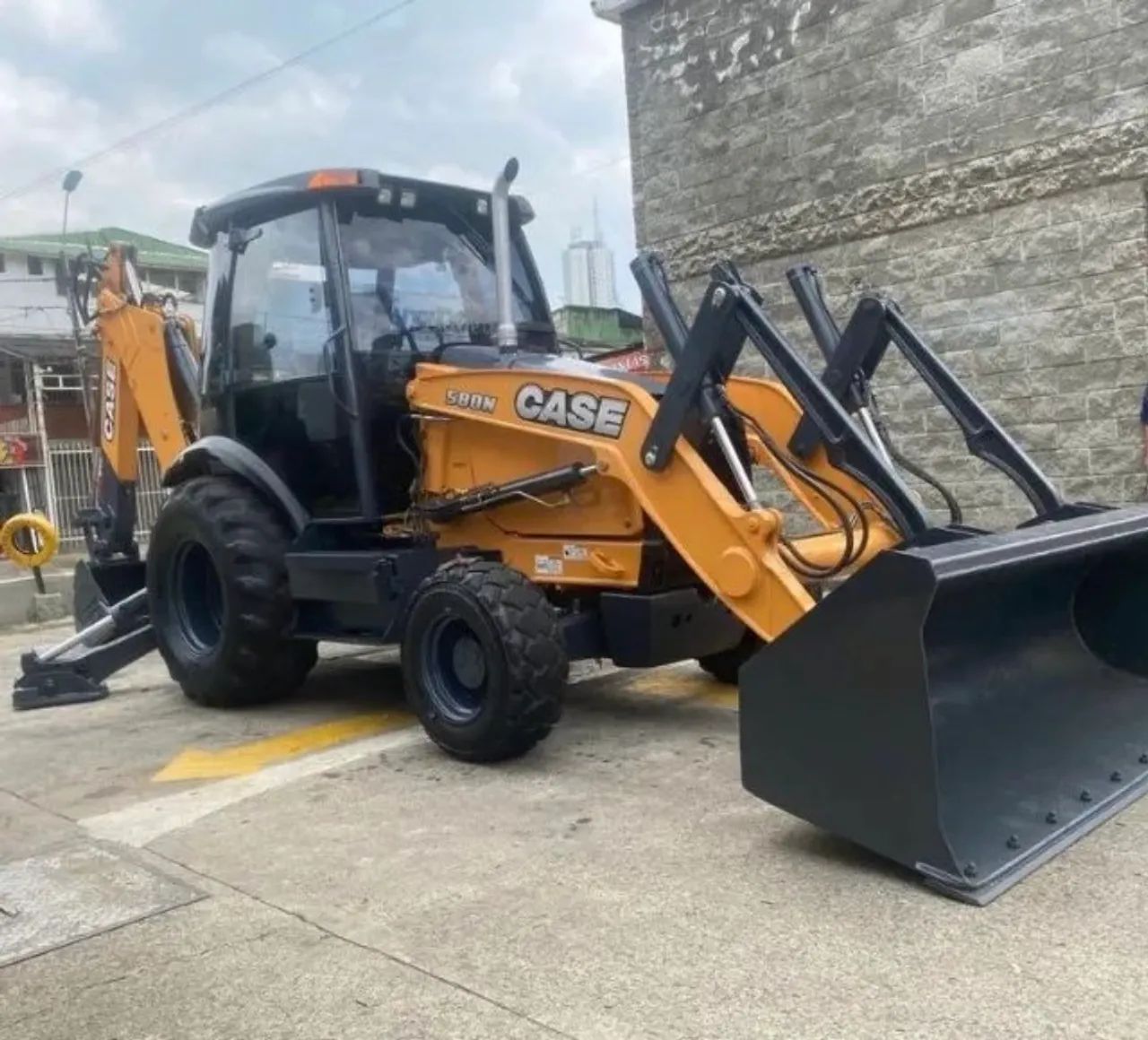 Retroescavadeira CASE ano 2018 (entrada + parcela)