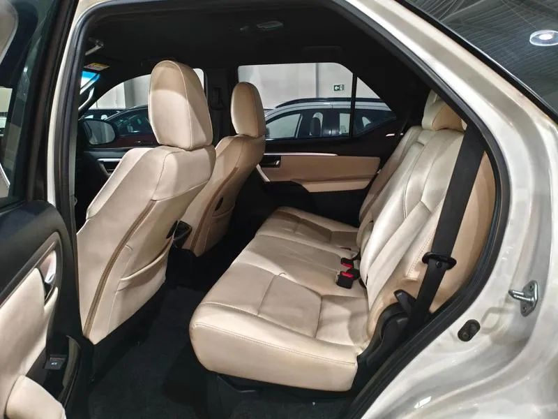 Toyota Hilux SW4 SRX Diamo. 4X4 2.8 TB DIE AUT 2022 - Foto 9