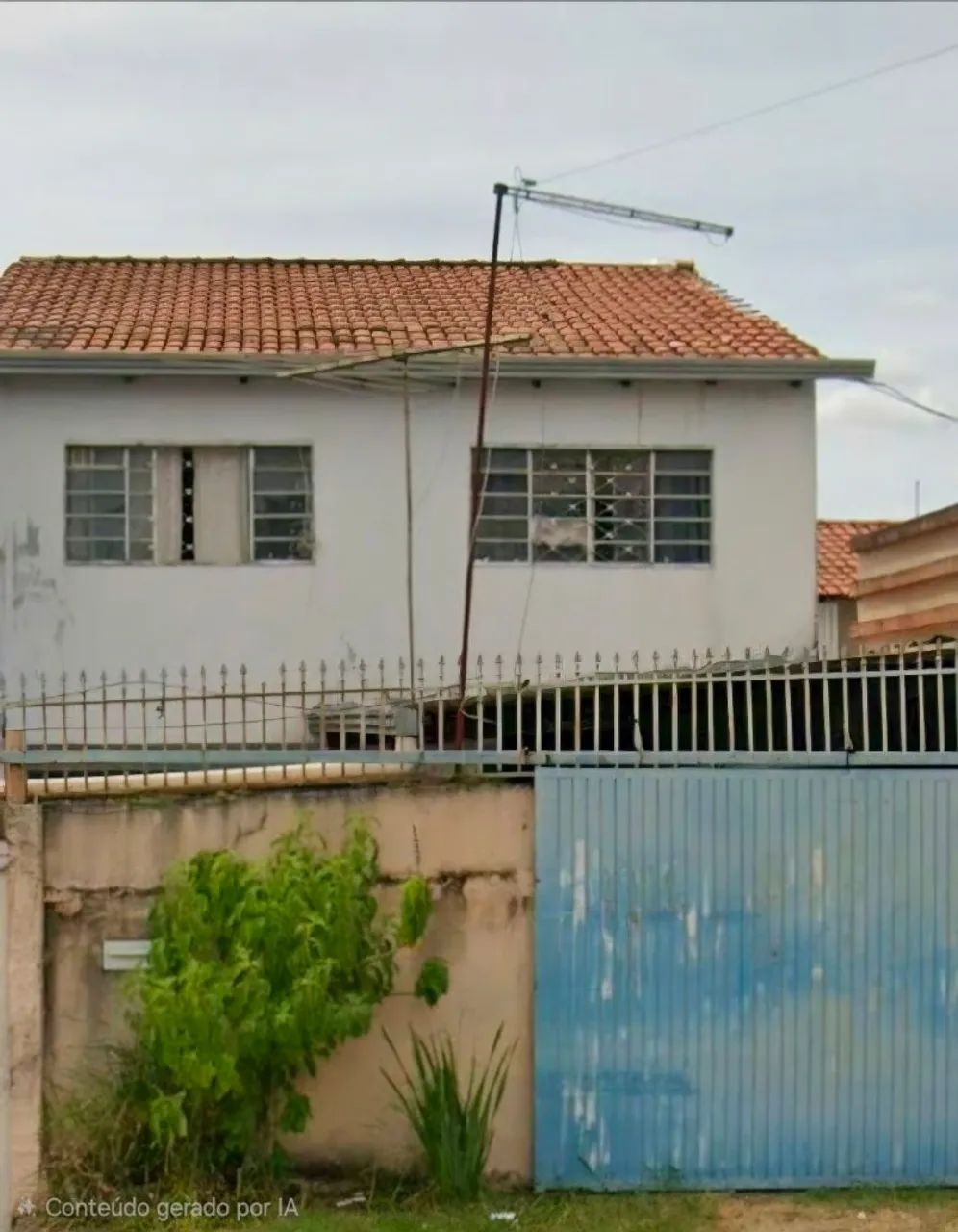 Casa sobrado na Q 13