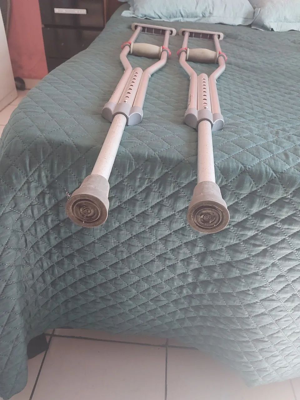 Vendo par de muletas da marca Hidrolight  - Foto 3