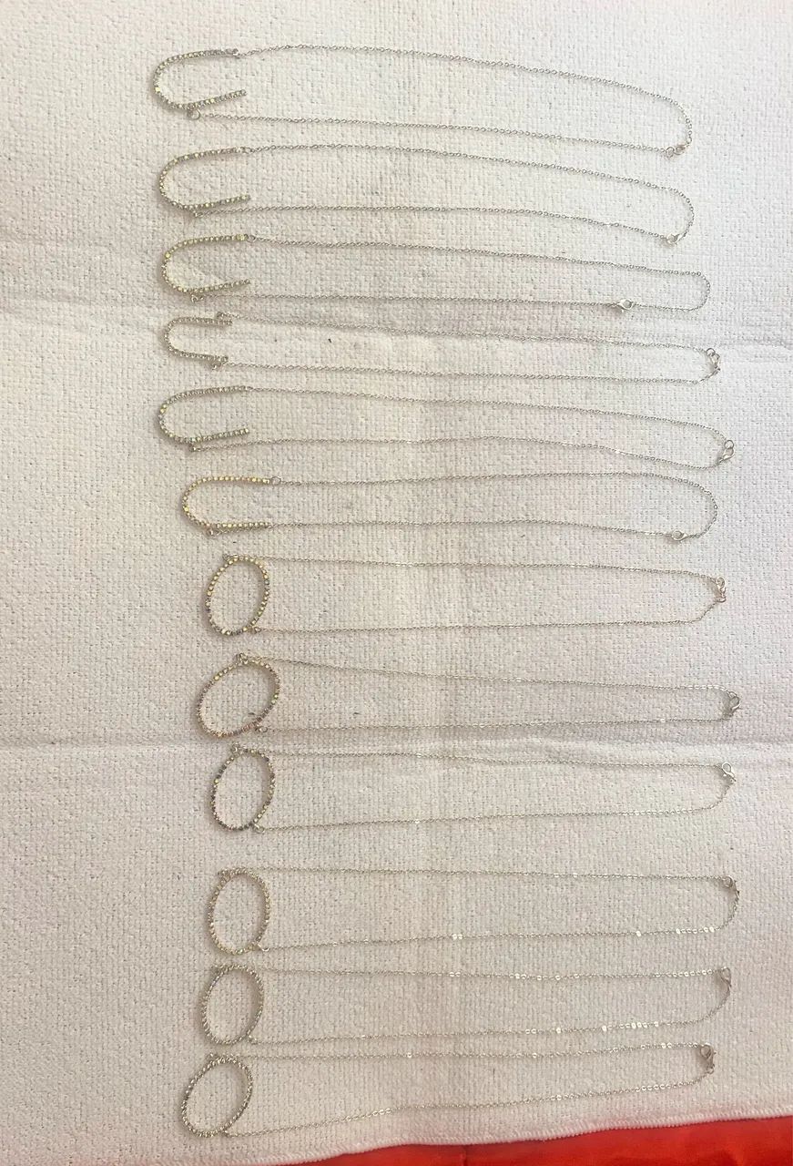 Vende-se Lote com 12 Correntinhas com Pingentes foliados de Prata. 
