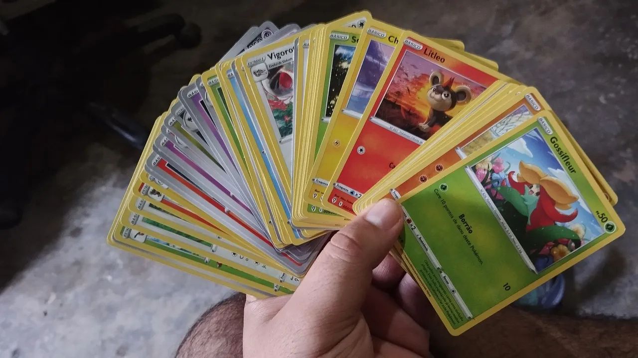 250 cartas pokémon e duas raras - Foto 3