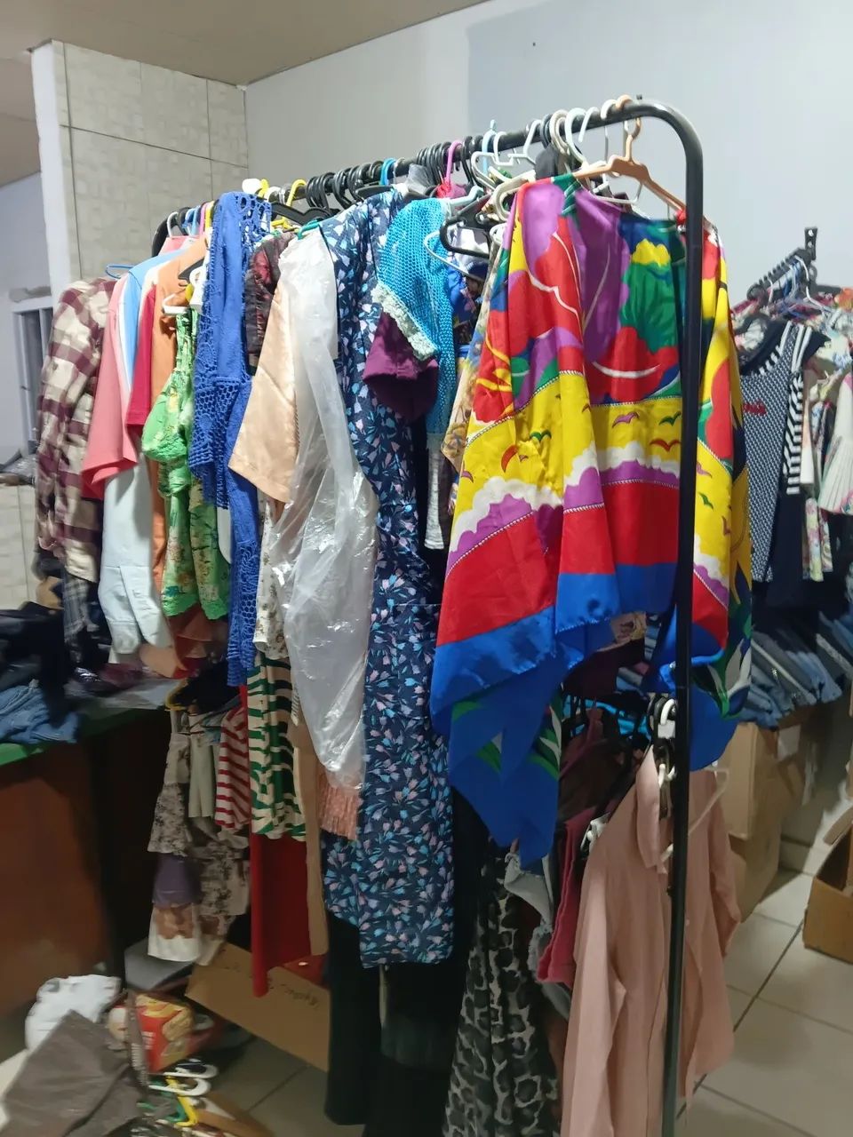 Lote com 200 peças de roupa para brecho perfeito estado  - Foto 3