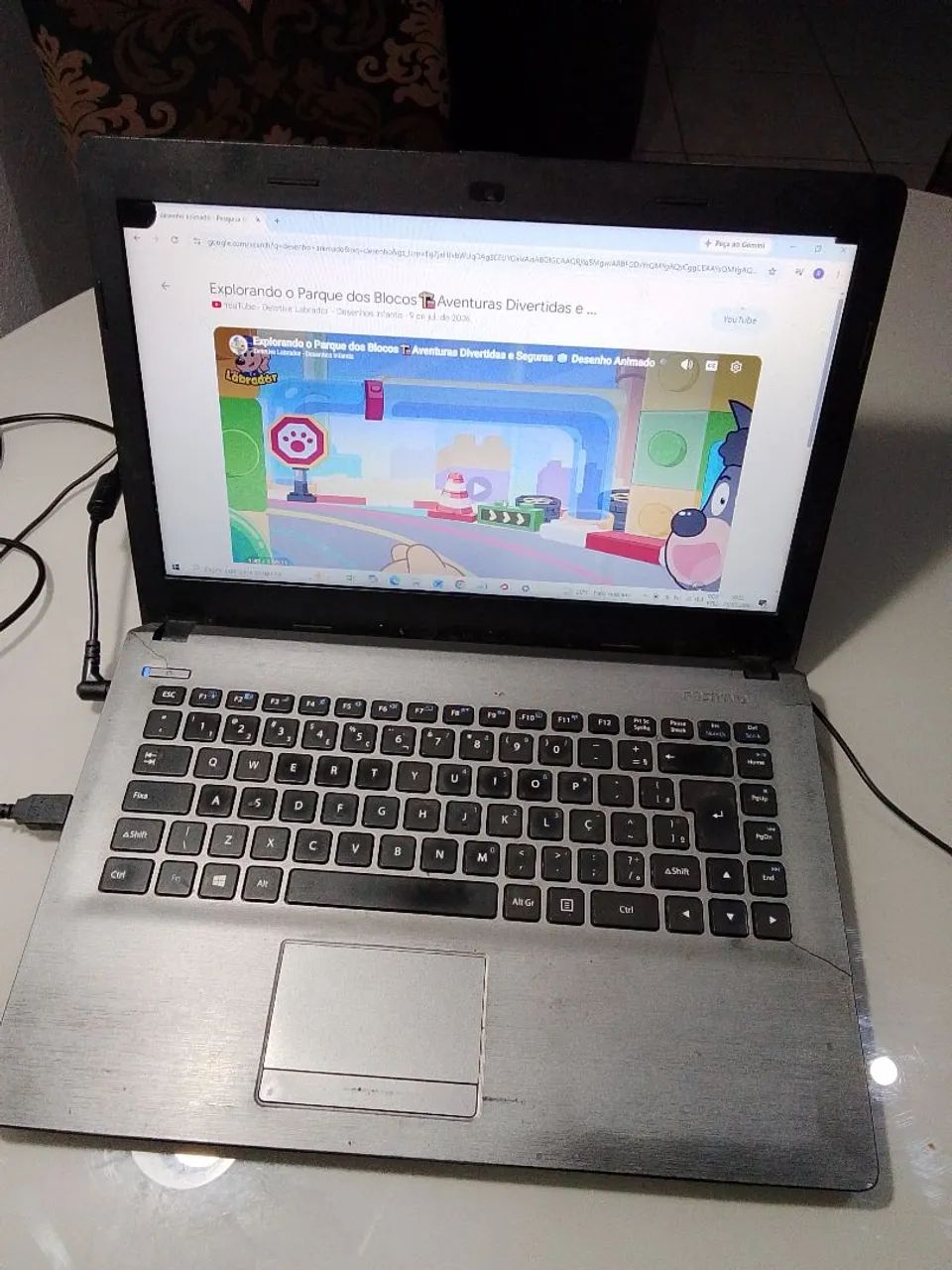 Notebook funcionando com pequenas avarias na carcaça e na tela 