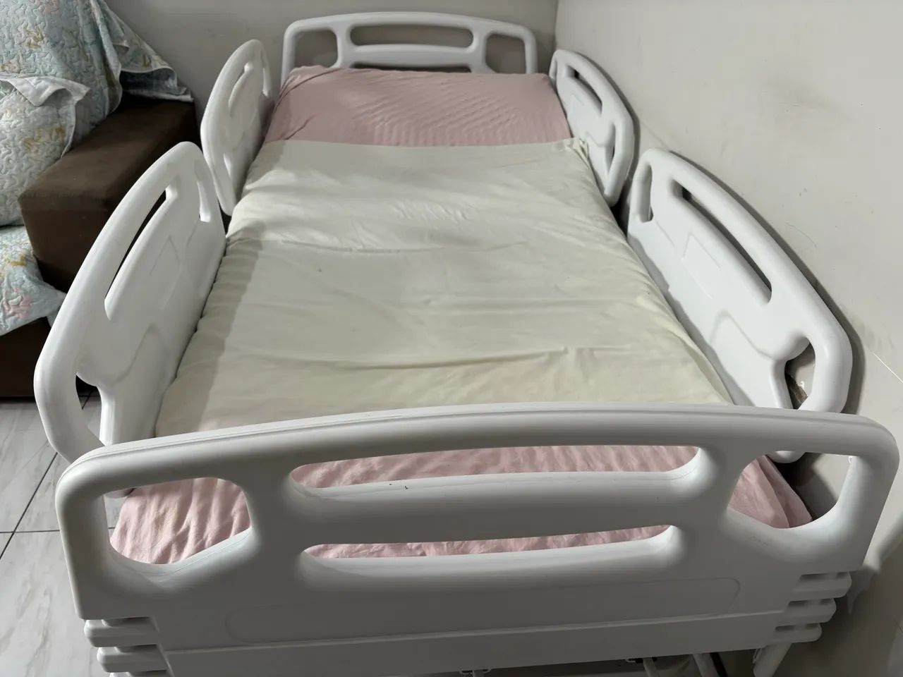 Cama hospitalar ajustável a manivela