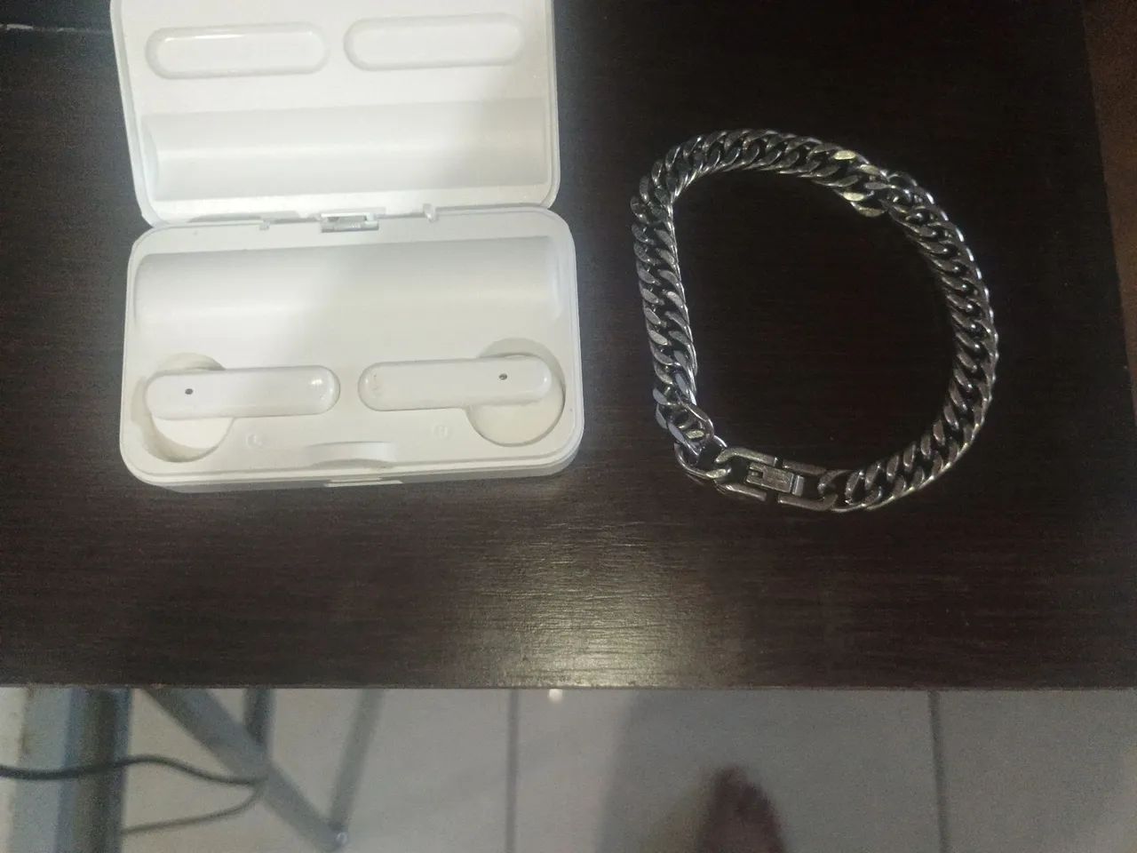 Fone de ouvido com uma pulseira de aço 