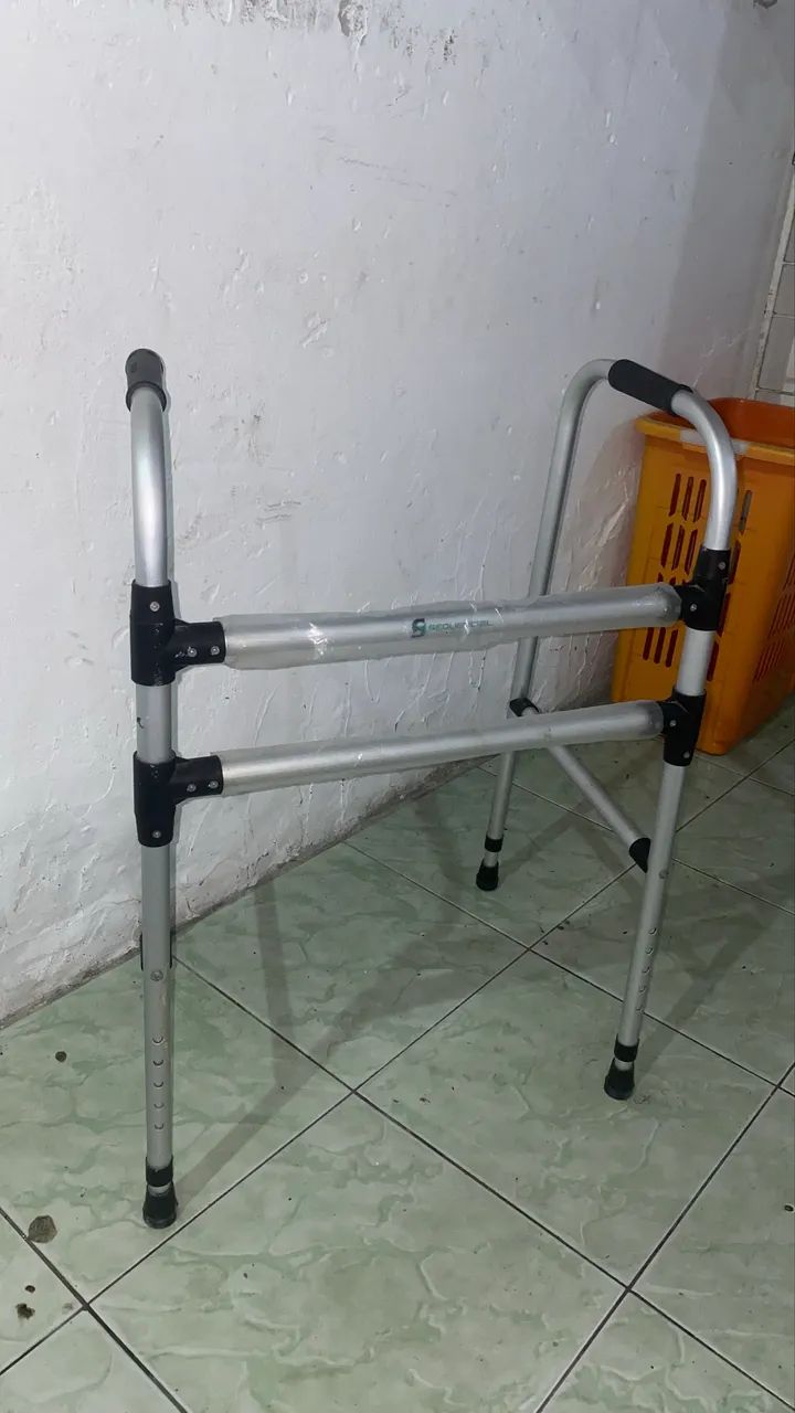 Cadeira de roda e Andador de idoso - Foto 2