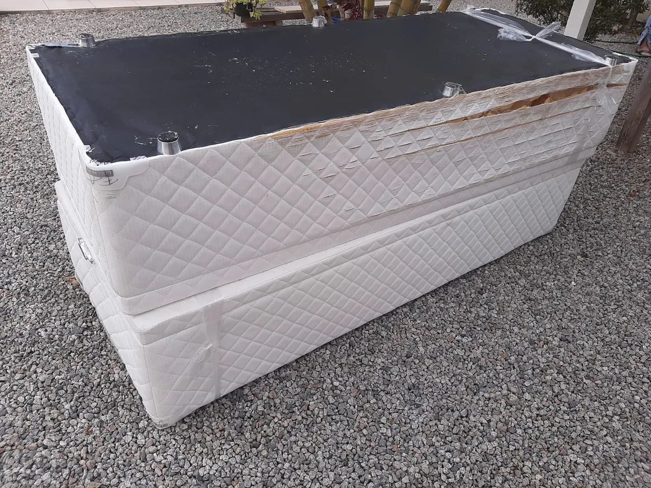 Base Queen Size baú com puidos,tenho tecido Suede pra restir - Foto 3