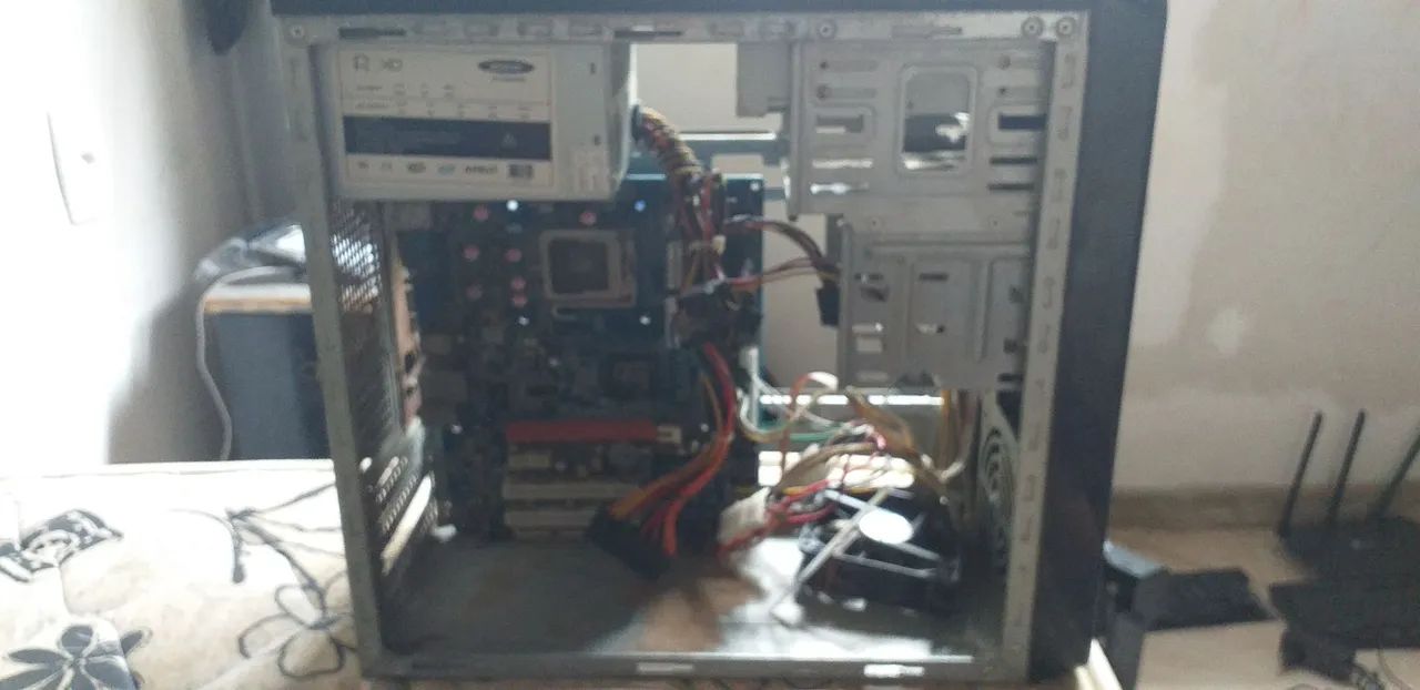 Gabinete com placa mãe fonte