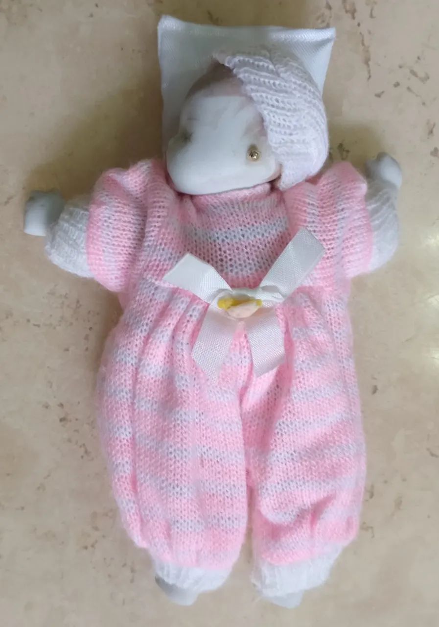 Bebê dormindo bonequinha pano e porcelana 19 cm Desapego Vintage
