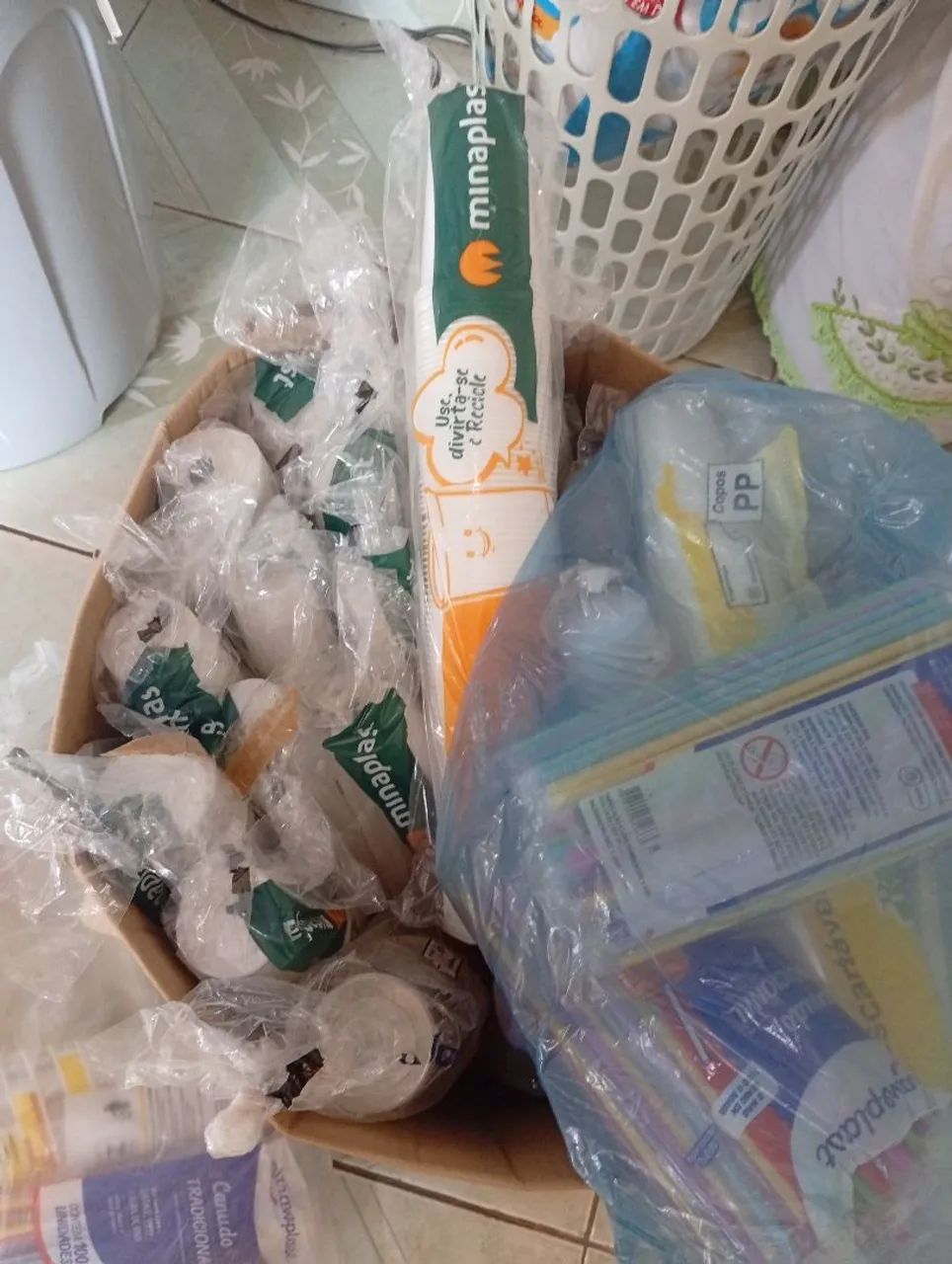 Vendo copos descartáveis e canudos 