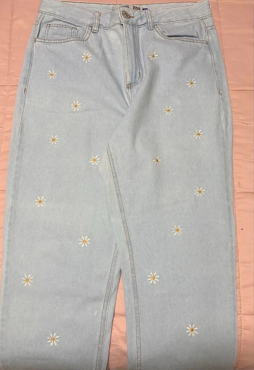     Calça jeans clara com bordado  - Foto 4