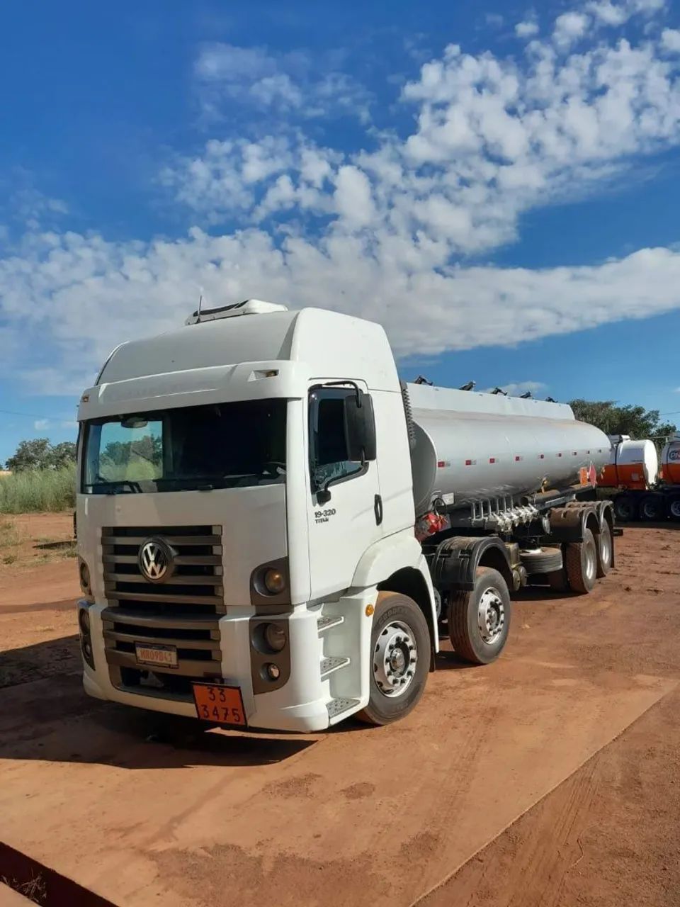 Caminhão tanque de combustível 