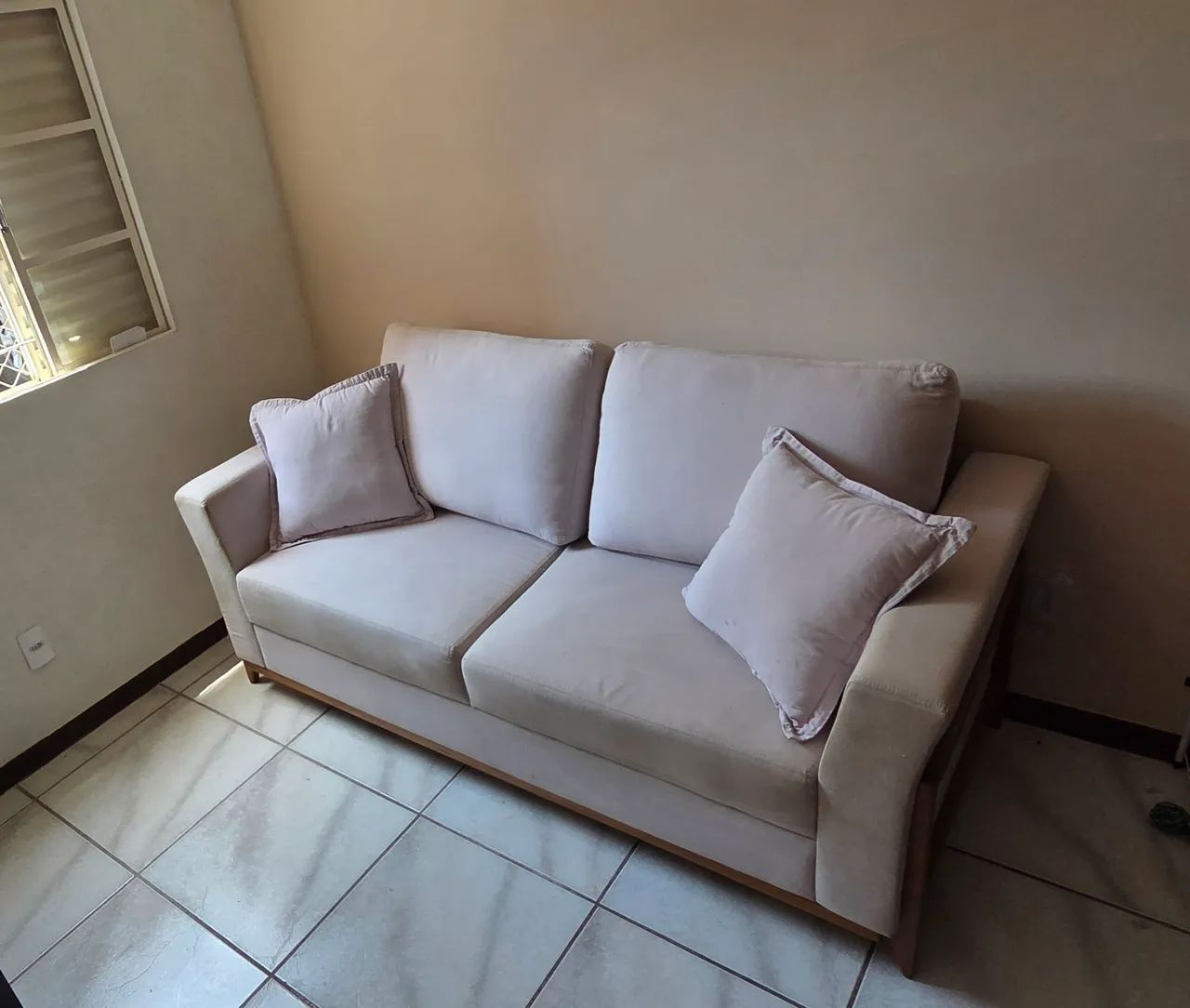 VENDO SOFÁ EM LINHO E MADEIRA MACIÇA  - Foto 2
