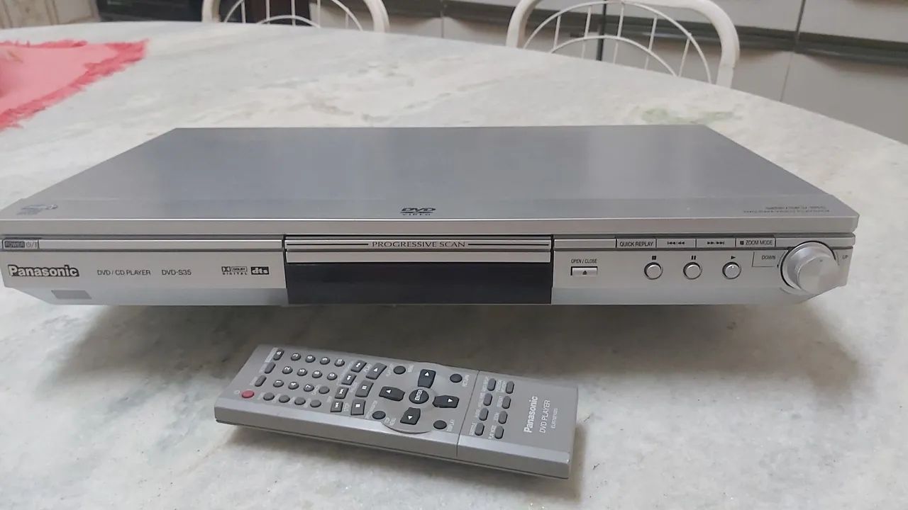 DVD / CD Player S35 Panasonic com controle estado de novo