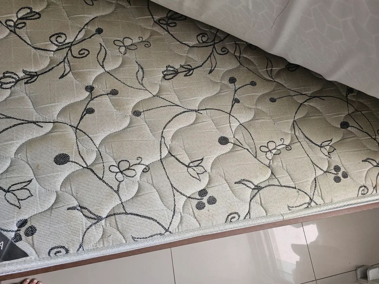 Vendo cama casal com colchão. - Foto 4