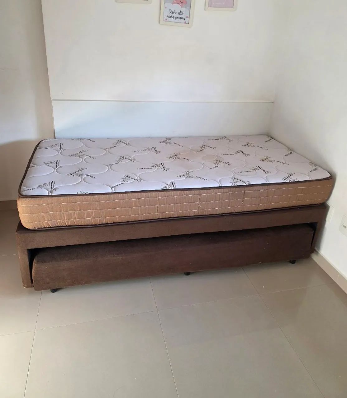Cama box com colchão e cama auxiliar <br>