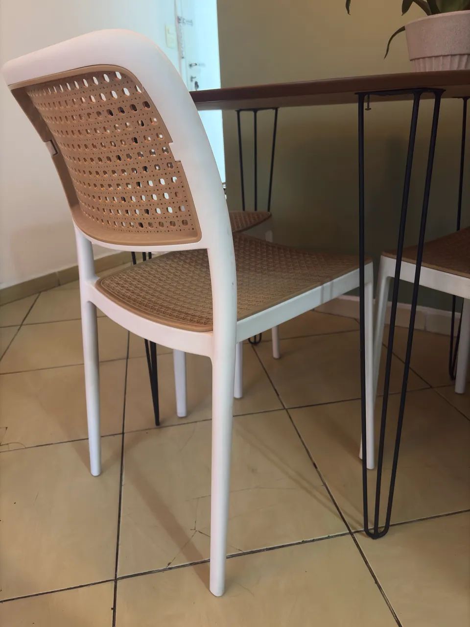 MESA DE JANTAR E 4 CADEIRAS EMPILHAVEIS CONJUNTO 