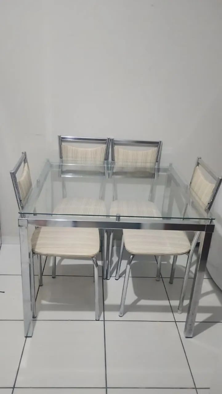 Conjunto Mesa de Vidro Cromada + 4 Cadeiras Estofadas