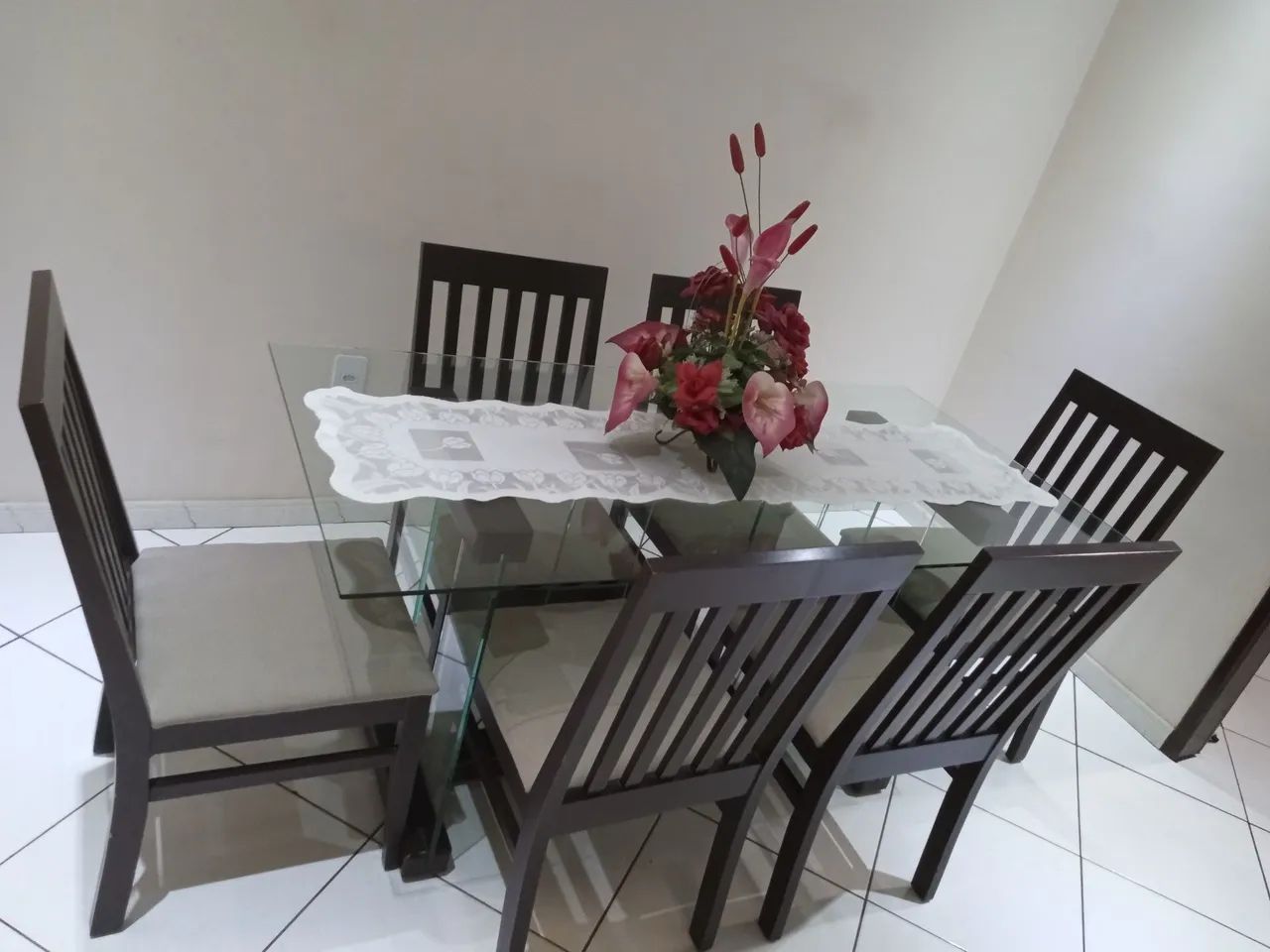 Mesa de jantar 6 cadeiras em madeira 