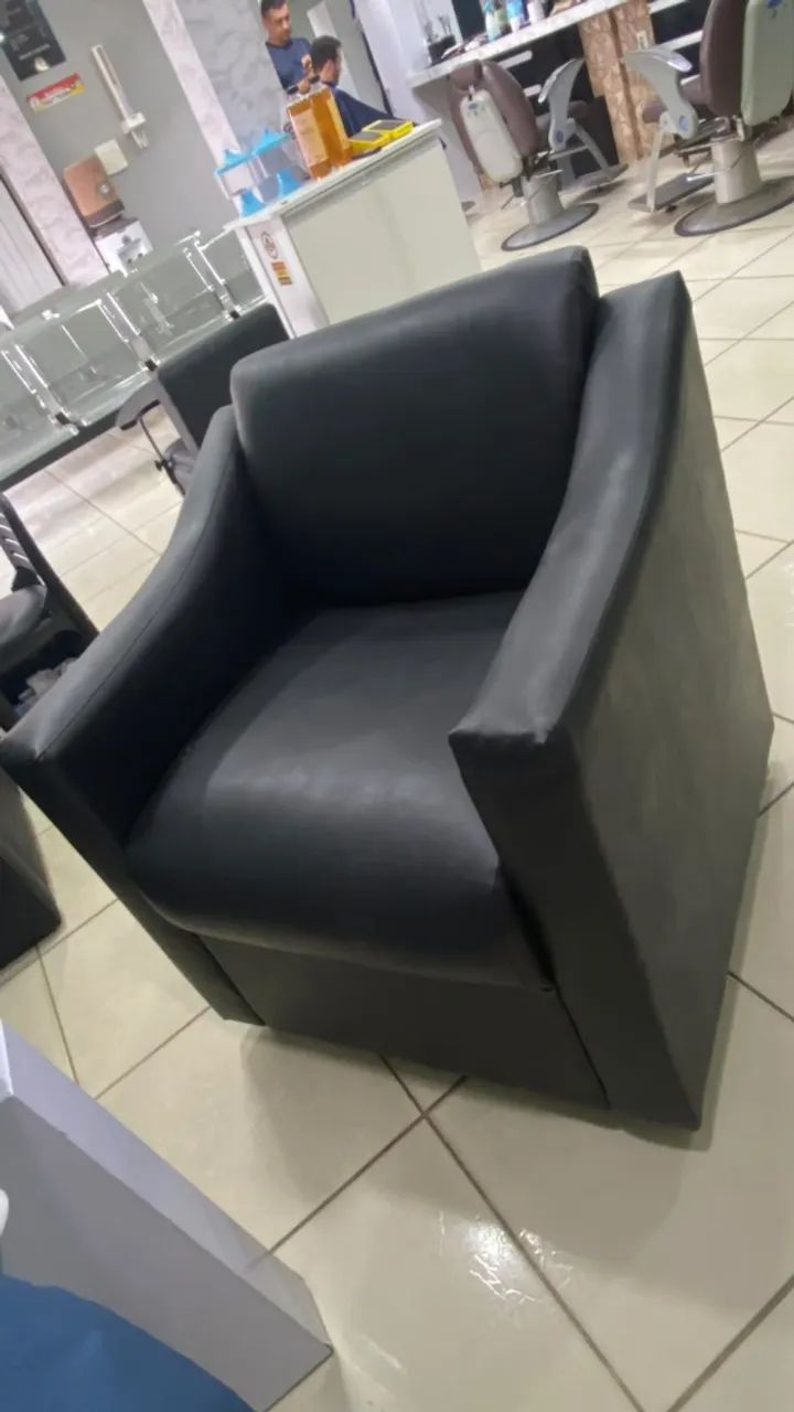 Cadeira nova acolchoada com rodas tipo poltrona - Foto 3