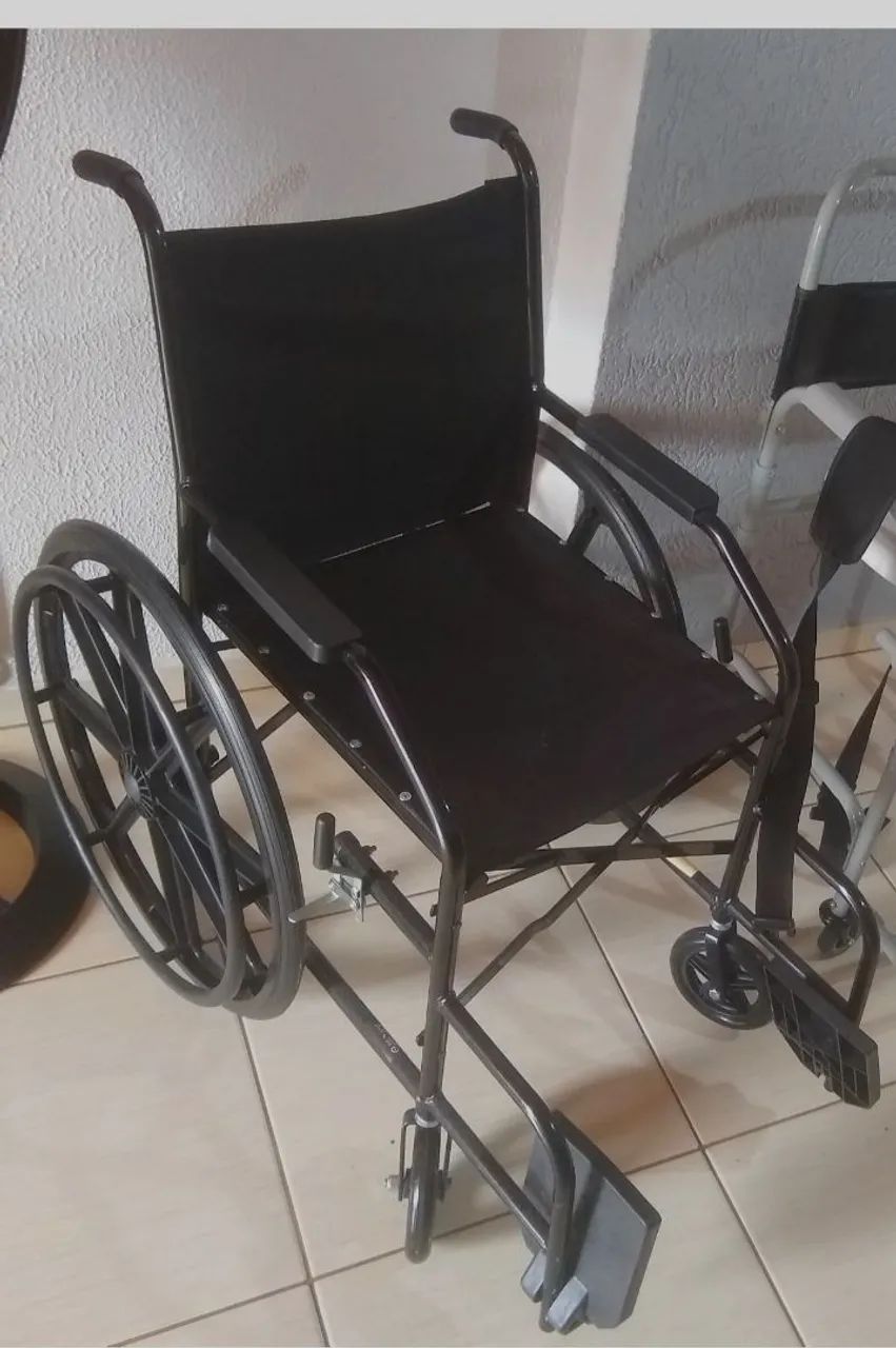 Cadeira de rodas e cadeira de banho  - Foto 2